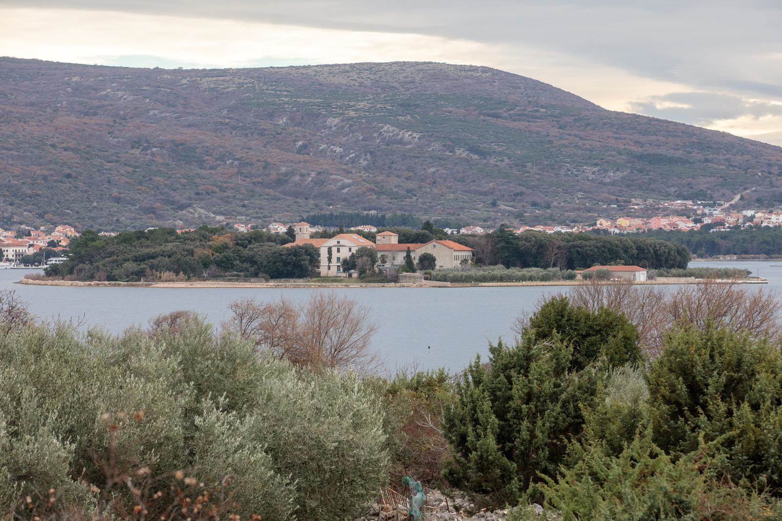 Otočić kod Krka nema hotele ni restorane, na njemu žive samo četiri stanovnika