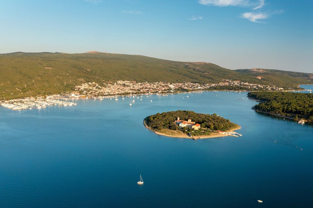 Otočić kod Krka nema hotele ni restorane, na njemu žive samo četiri stanovnika