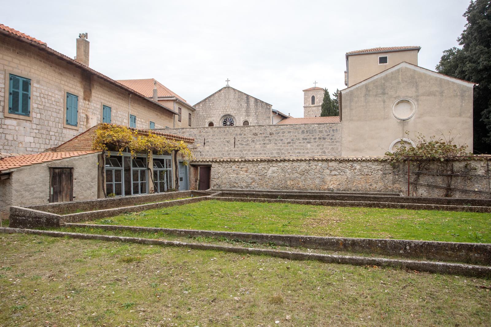 Otočić kod Krka nema hotele ni restorane, na njemu žive samo četiri stanovnika