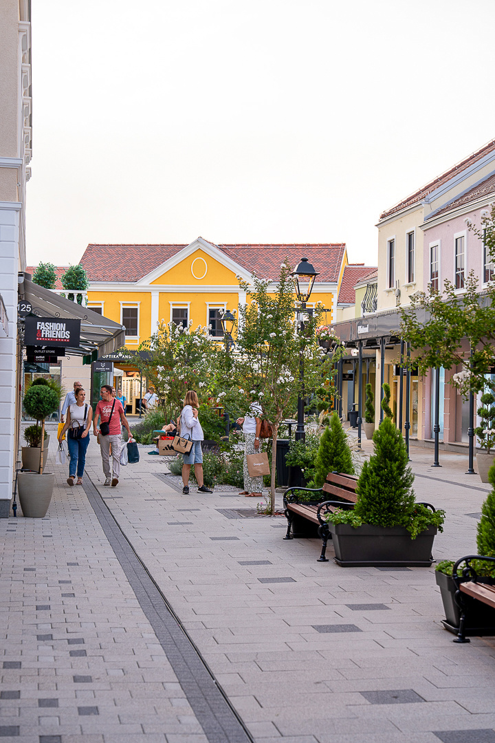 Obišli smo Designer Outlet Croatia uoči škole. Tenisice sa 63 na 20 €, majice od 14 €