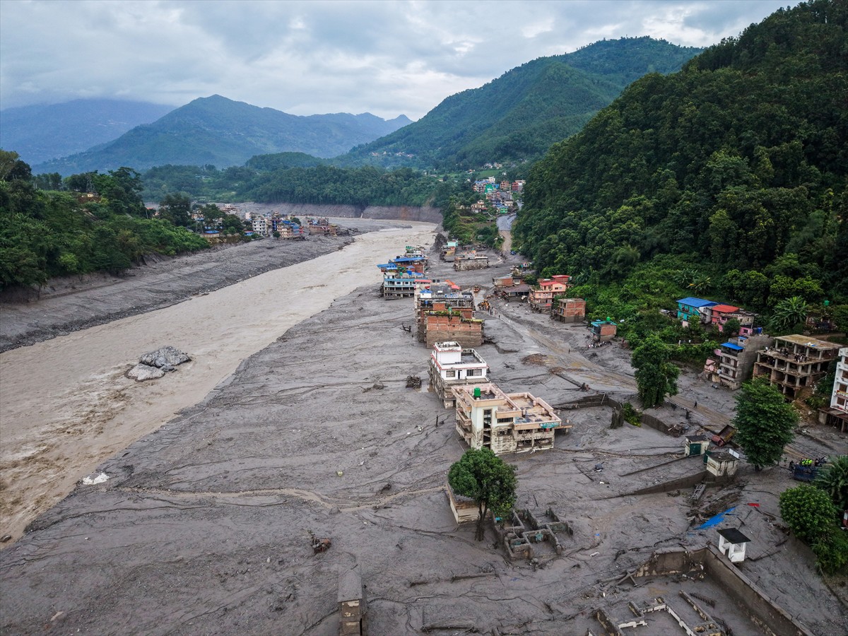 Raste broj mrtvih u Nepalu, traga se za 3500 ljudi. Ipak traže pomoć