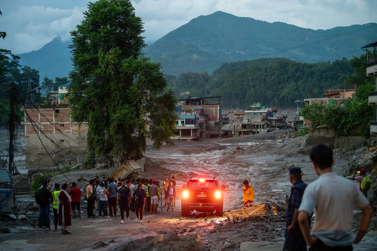 Raste broj mrtvih u Nepalu, traga se za 3500 ljudi. Ipak traže pomoć