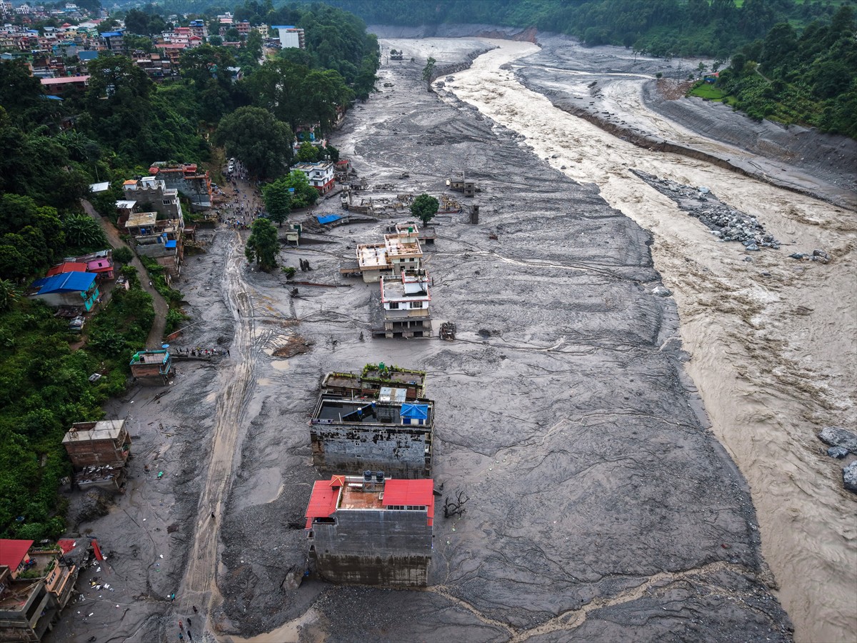 Raste broj mrtvih u Nepalu, traga se za 3500 ljudi. Ipak traže pomoć