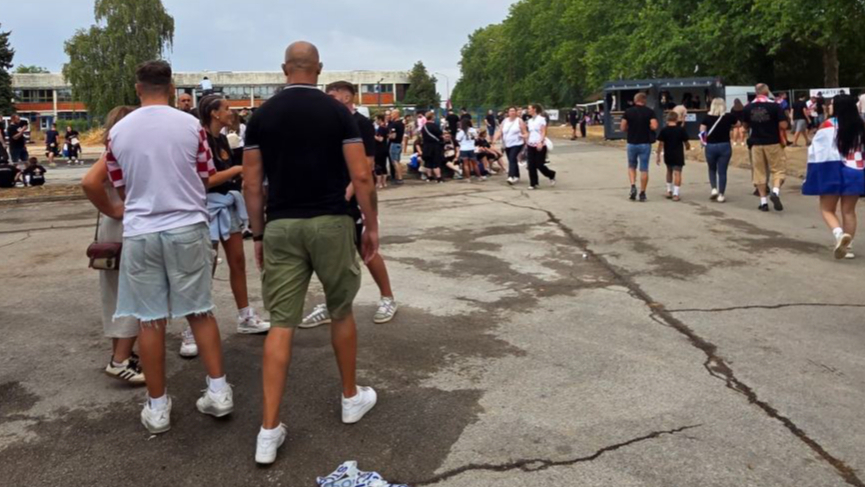 FOTO Od zastava do crnih majica: Ovako su se posjetitelji spremili za Thompsona