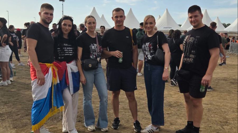 FOTO Od zastava do crnih majica: Ovako su se posjetitelji spremili za Thompsona