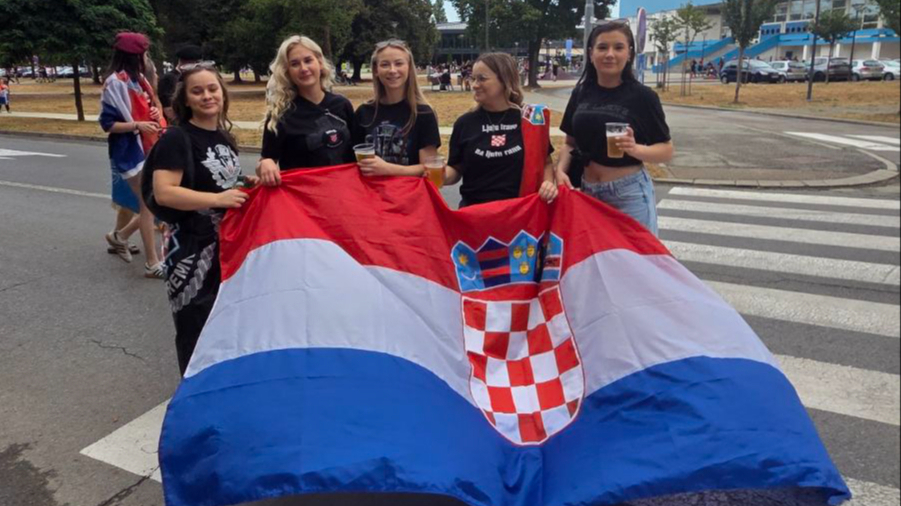 FOTO Od zastava do crnih majica: Ovako su se posjetitelji spremili za Thompsona