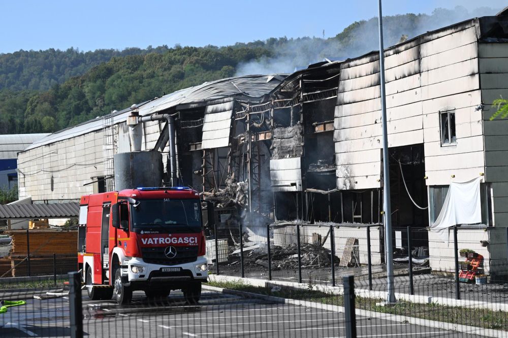 Veliki požar u Karlovcu: Gori tvornica, došao SRUUK. "U zraku je miris boja i lakova"