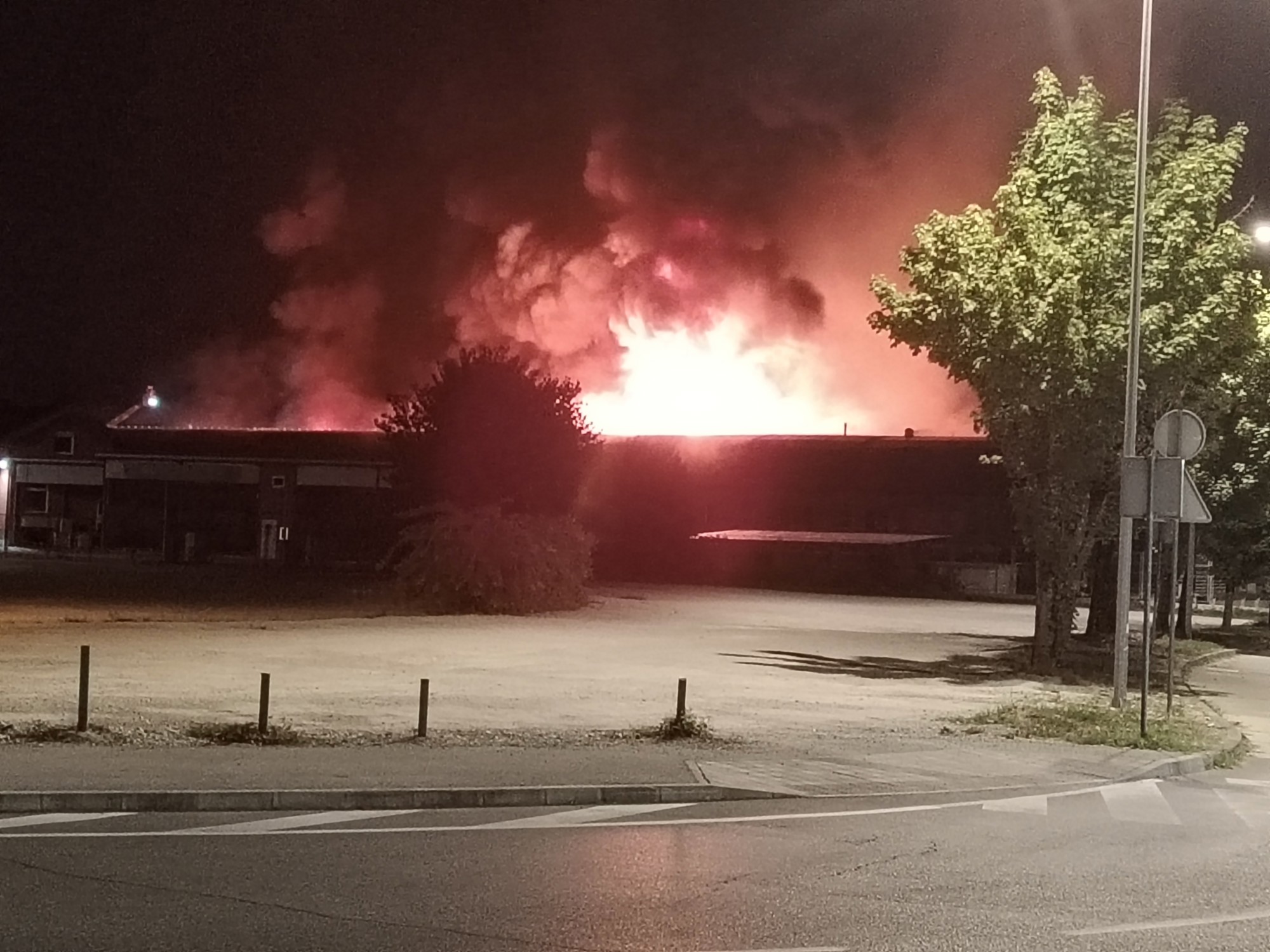 Veliki požar u Karlovcu: Gori tvornica, došao SRUUK. "U zraku je miris boja i lakova"