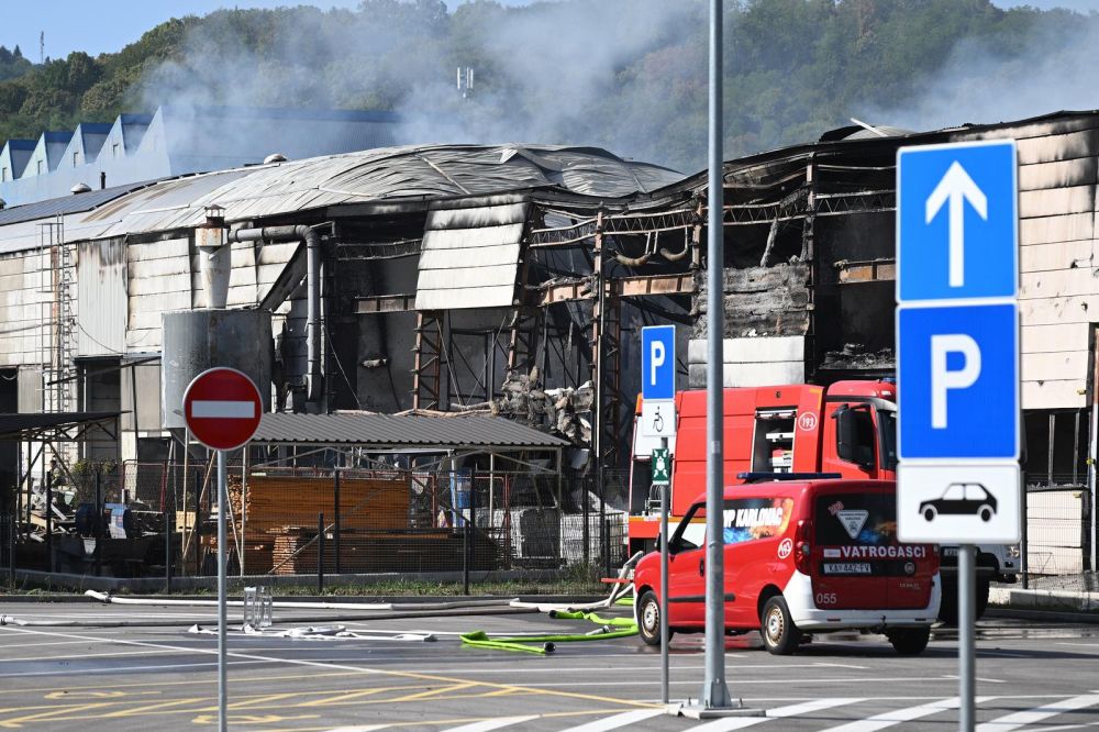 Veliki požar u Karlovcu: Gori tvornica, došao SRUUK. "U zraku je miris boja i lakova"