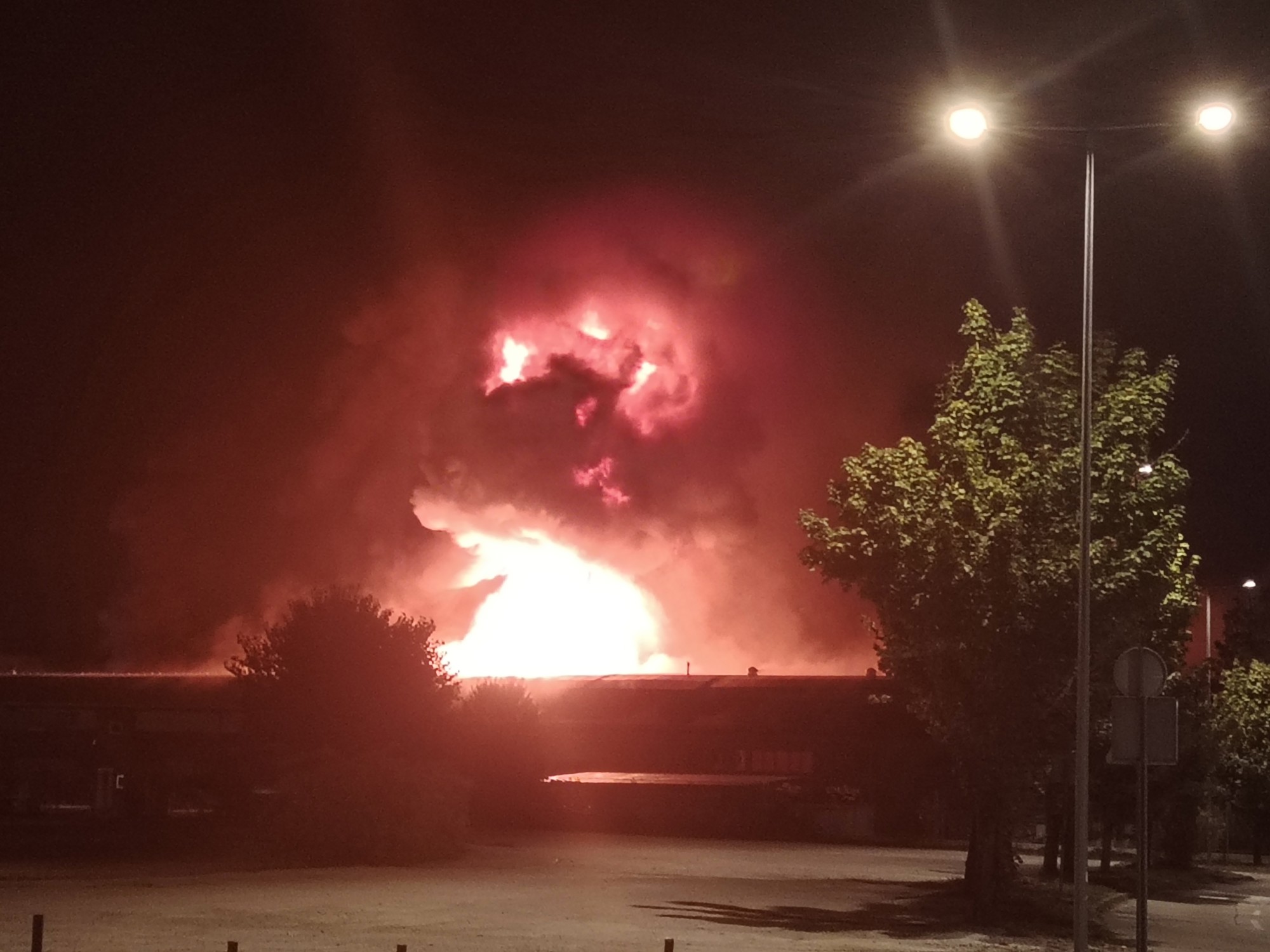 Veliki požar u Karlovcu: Gori tvornica, došao SRUUK. "U zraku je miris boja i lakova"