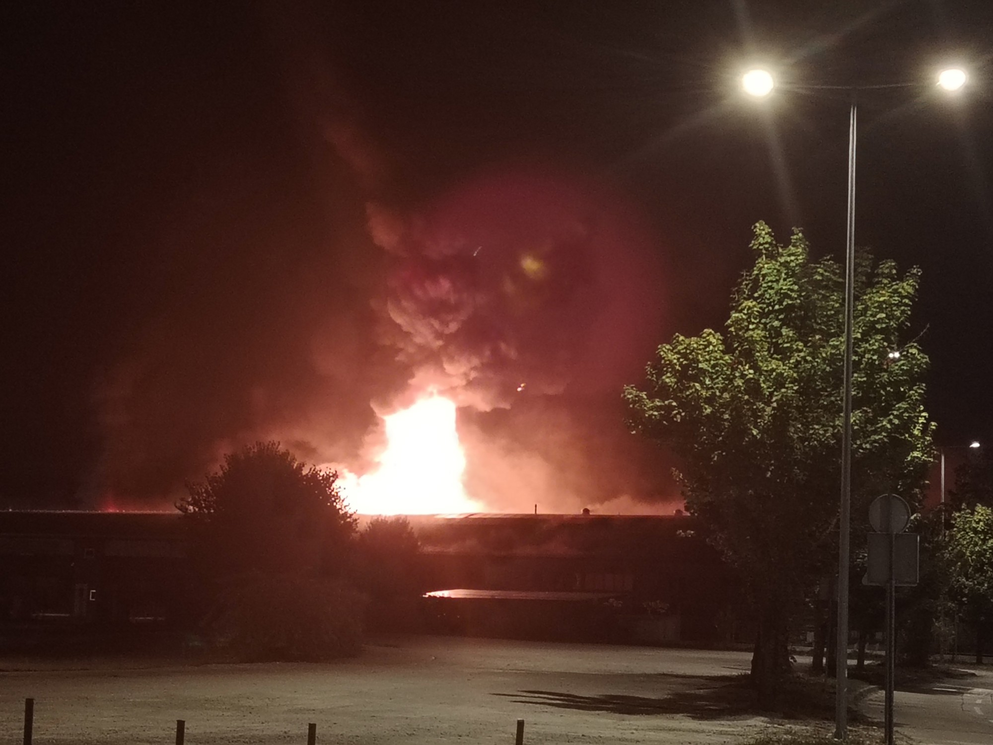 Veliki požar u Karlovcu: Gori tvornica, došao SRUUK. "U zraku je miris boja i lakova"