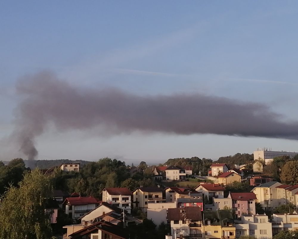 Veliki požar u Karlovcu: Gori tvornica, došao SRUUK. "U zraku je miris boja i lakova"