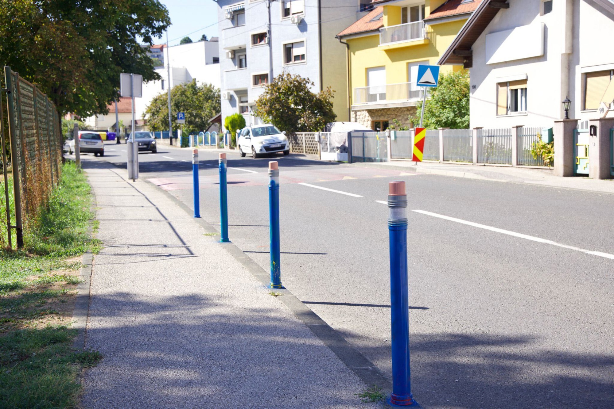 FOTO Ispred još jedne škole u Zagrebu prebojani šareni stupići u obliku olovaka