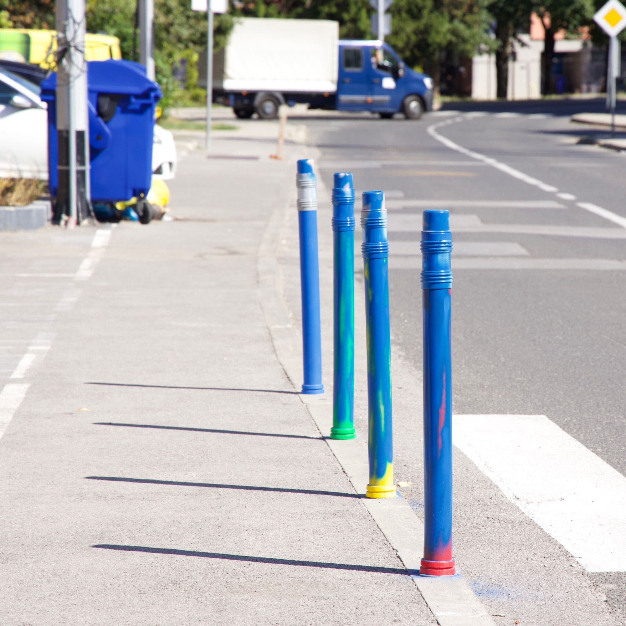 FOTO Ispred još jedne škole u Zagrebu prebojani šareni stupići u obliku olovaka