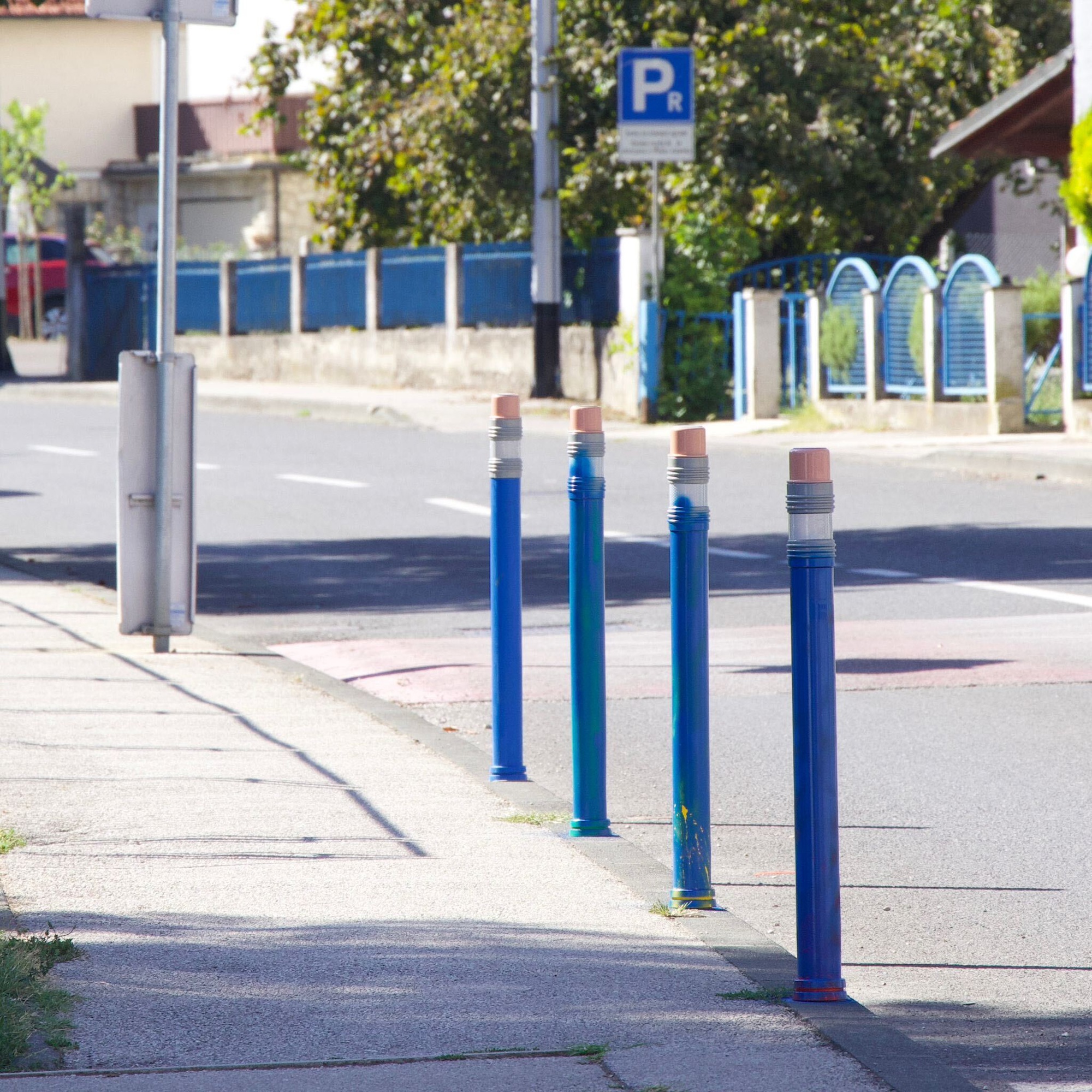 FOTO Ispred još jedne škole u Zagrebu prebojani šareni stupići u obliku olovaka