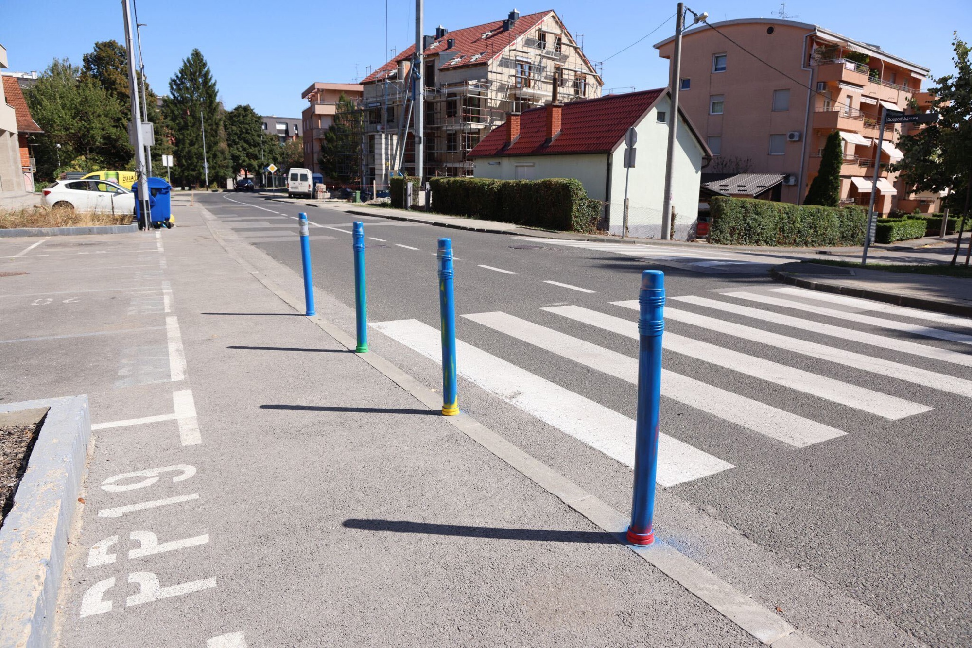 FOTO Ispred još jedne škole u Zagrebu prebojani šareni stupići u obliku olovaka