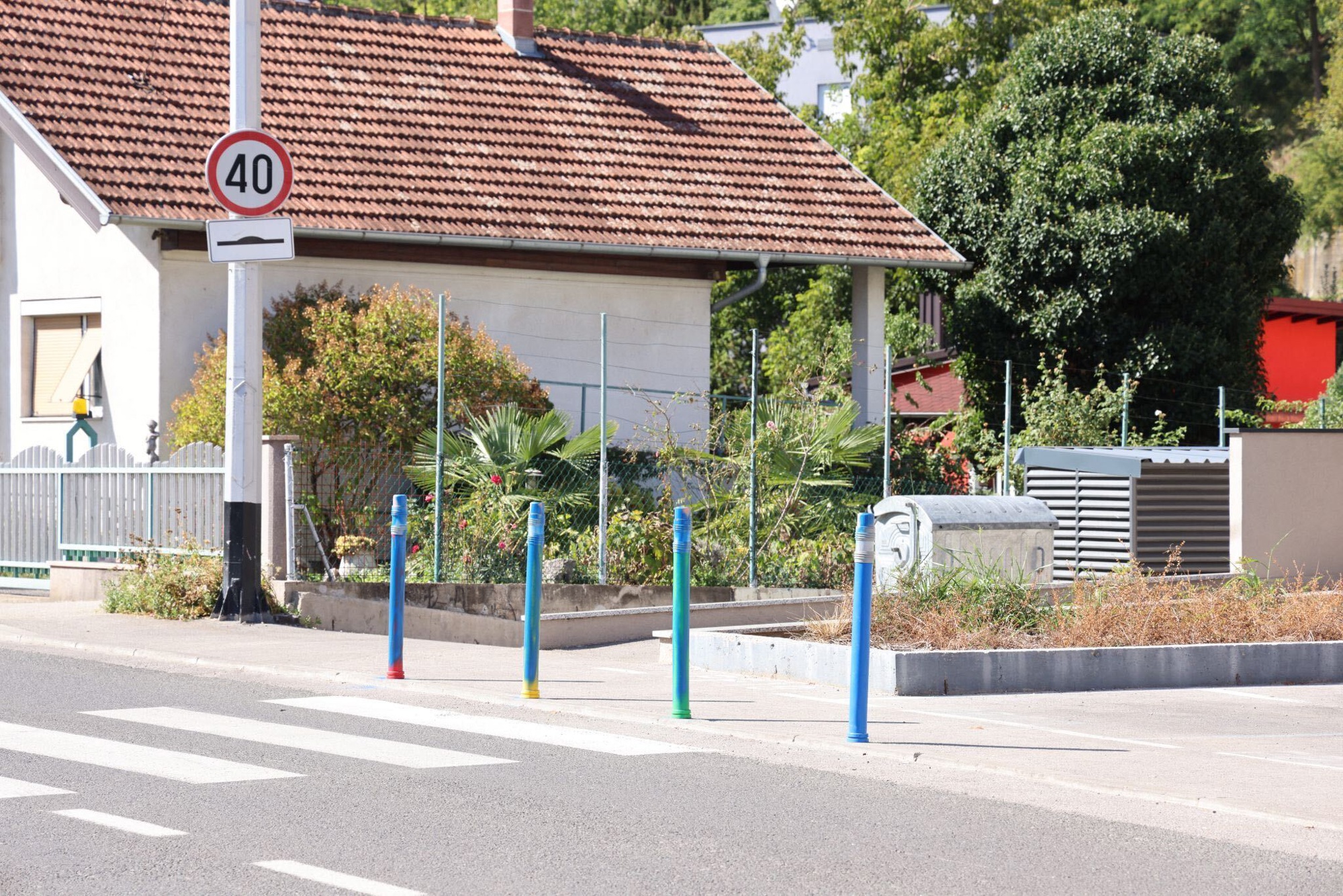 FOTO Ispred još jedne škole u Zagrebu prebojani šareni stupići u obliku olovaka