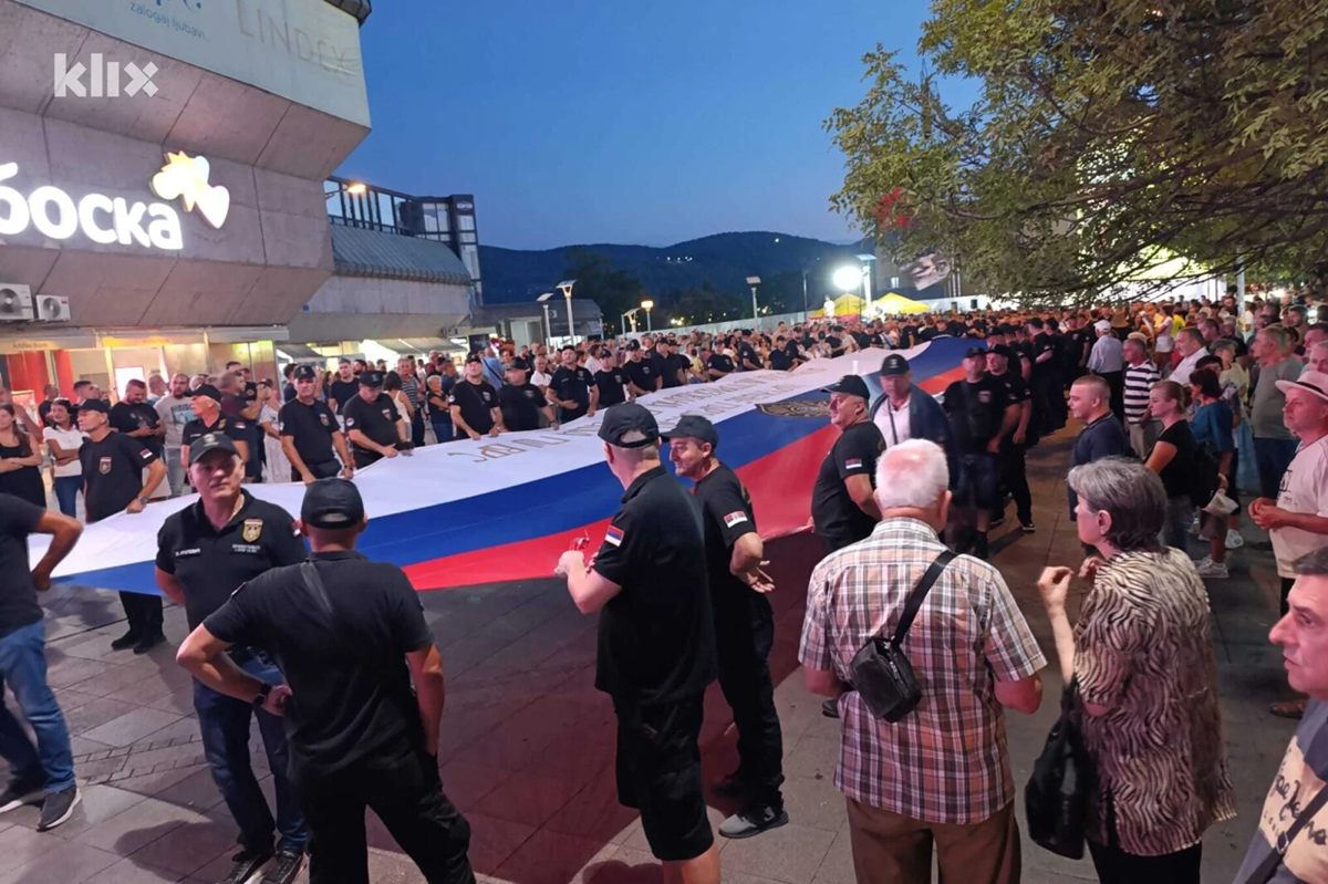FOTO I VIDEO U Banjoj Luci odali počast Ratku Mladiću. "Komandante, hvala ti za sve"
