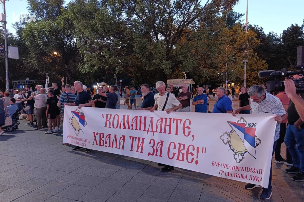 FOTO I VIDEO U Banjoj Luci odali počast Ratku Mladiću. "Komandante, hvala ti za sve"