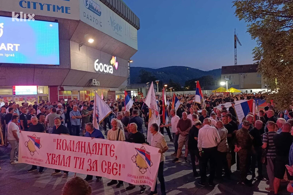 FOTO I VIDEO U Banjoj Luci odali počast Ratku Mladiću. "Komandante, hvala ti za sve"