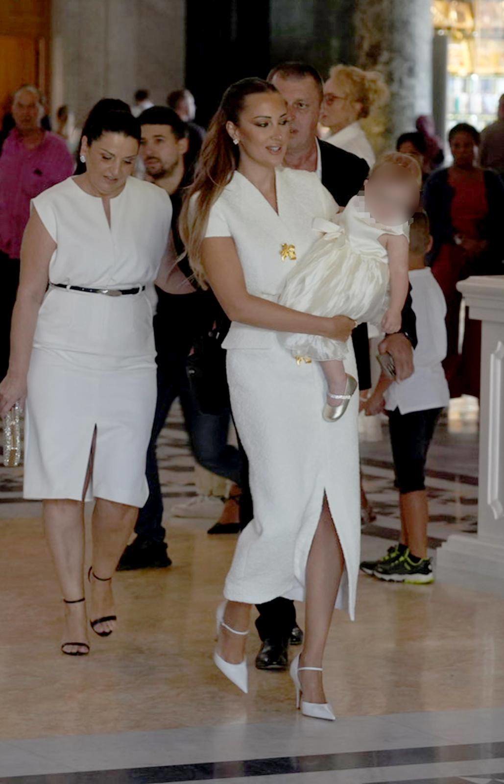 FOTO Aleksandra Prijović i suprug krstili kćer, Lepa Brena pojavila se sva u bijelom