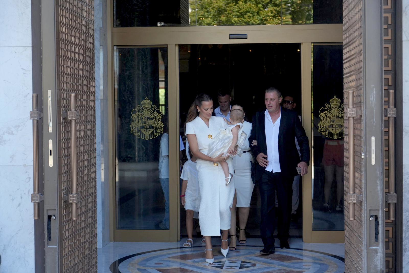 FOTO Aleksandra Prijović i suprug krstili kćer, Lepa Brena pojavila se sva u bijelom