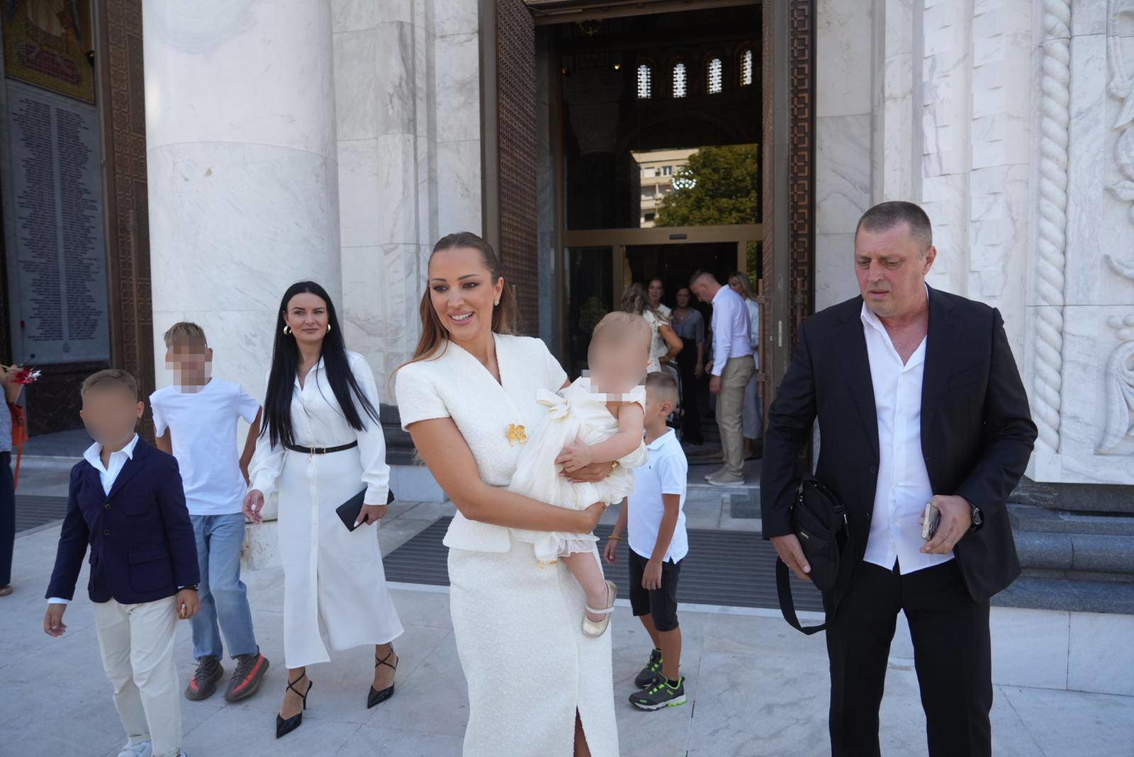 FOTO Aleksandra Prijović i suprug krstili kćer, Lepa Brena pojavila se sva u bijelom