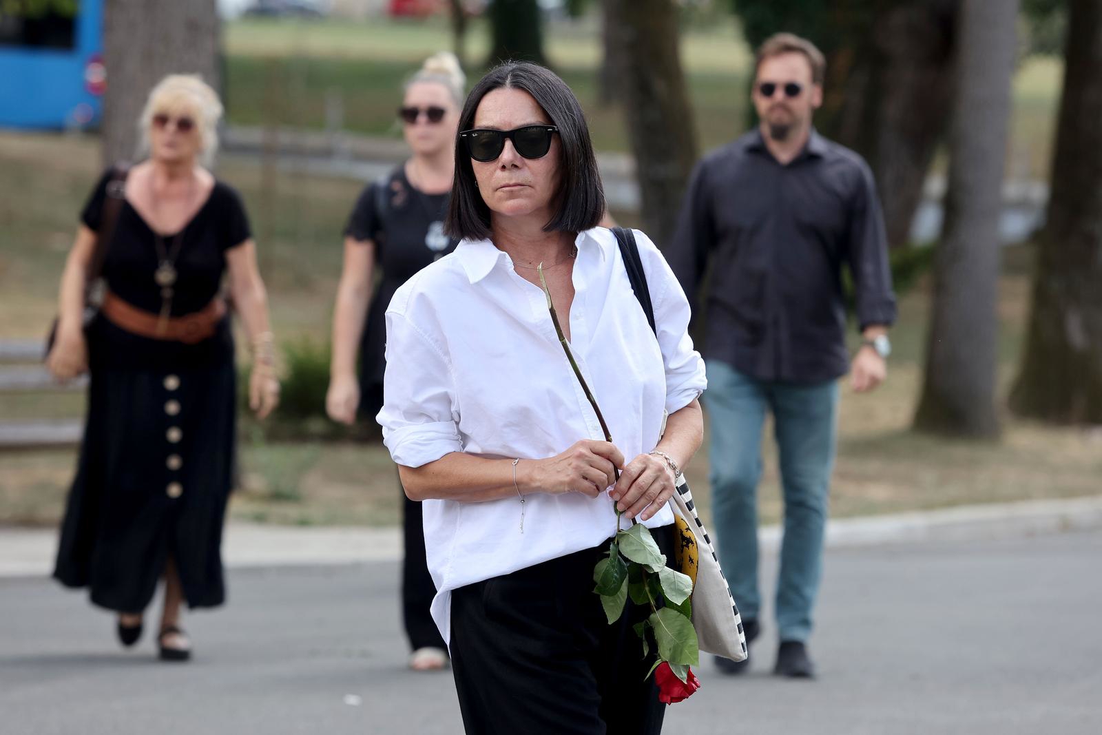 FOTO Na zagrebačkom Mirogoju obitelj i prijatelji oprostili se od Ksenije Urličić