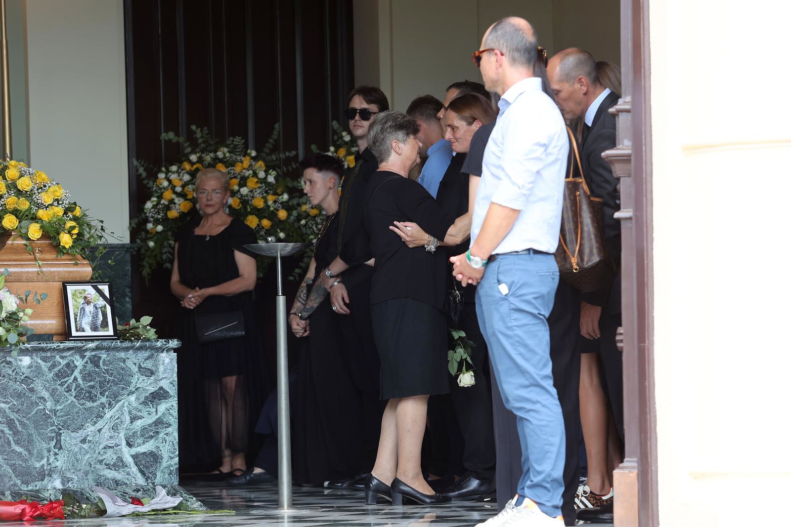 FOTO Na zagrebačkom Mirogoju obitelj i prijatelji oprostili se od Ksenije Urličić