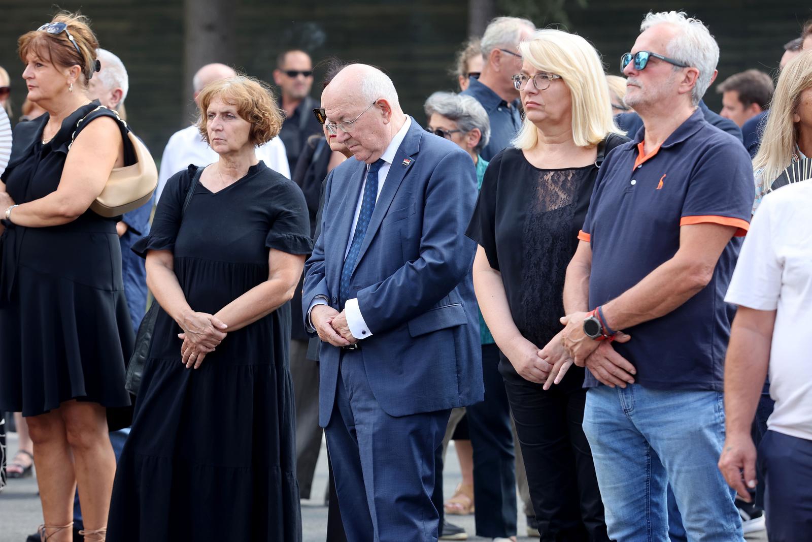 FOTO Na zagrebačkom Mirogoju obitelj i prijatelji oprostili se od Ksenije Urličić