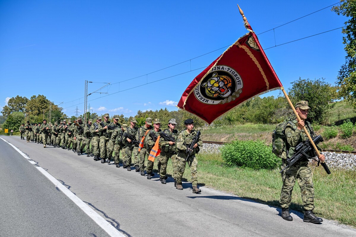 Mladi Tigrovi hodali od Petrinje do Kostajnice. Na simboličnoj lokaciji dobili beretke