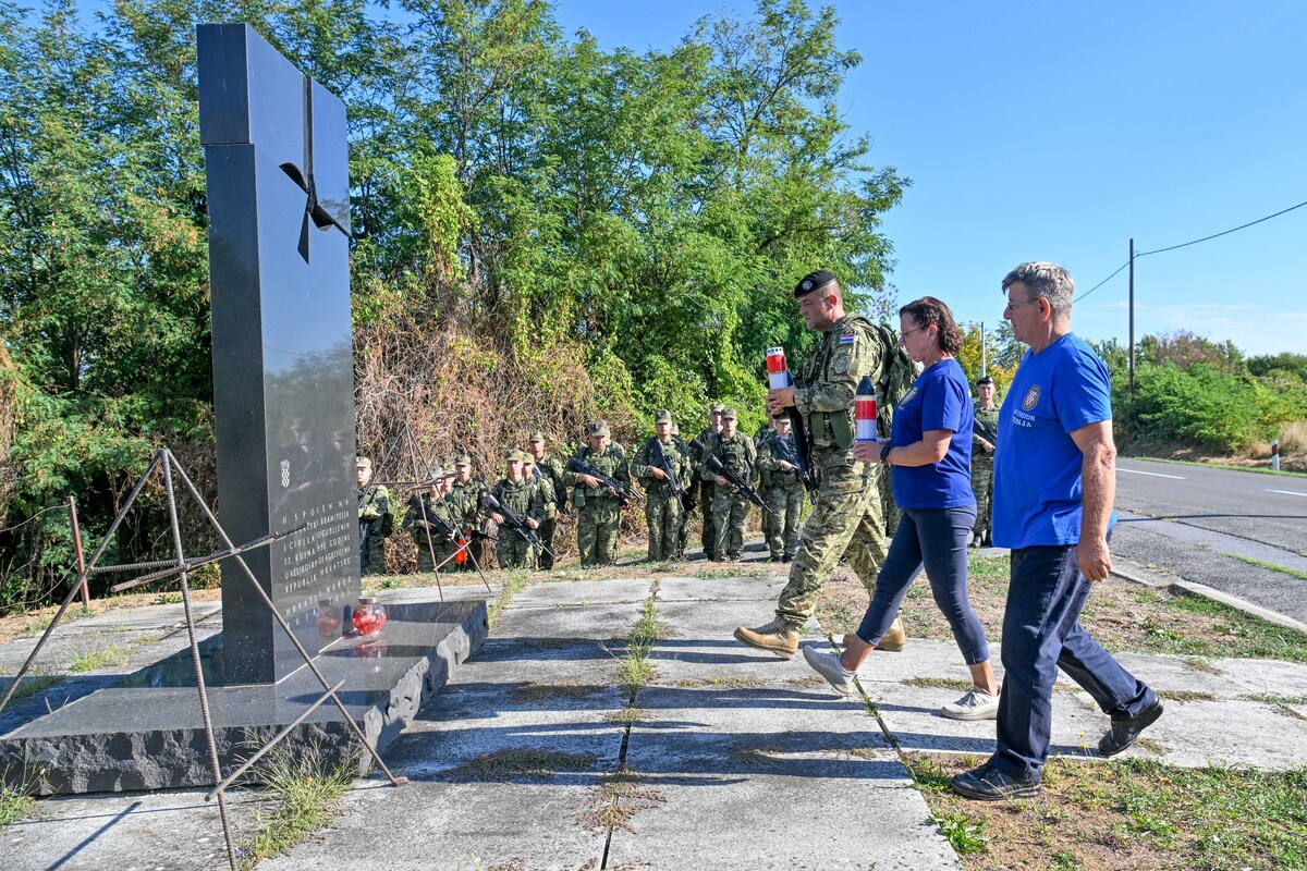 Mladi Tigrovi hodali od Petrinje do Kostajnice. Na simboličnoj lokaciji dobili beretke