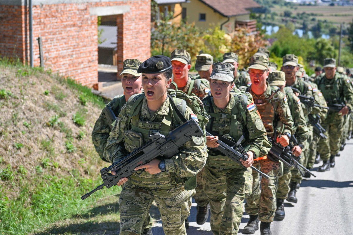 Mladi Tigrovi hodali od Petrinje do Kostajnice. Na simboličnoj lokaciji dobili beretke