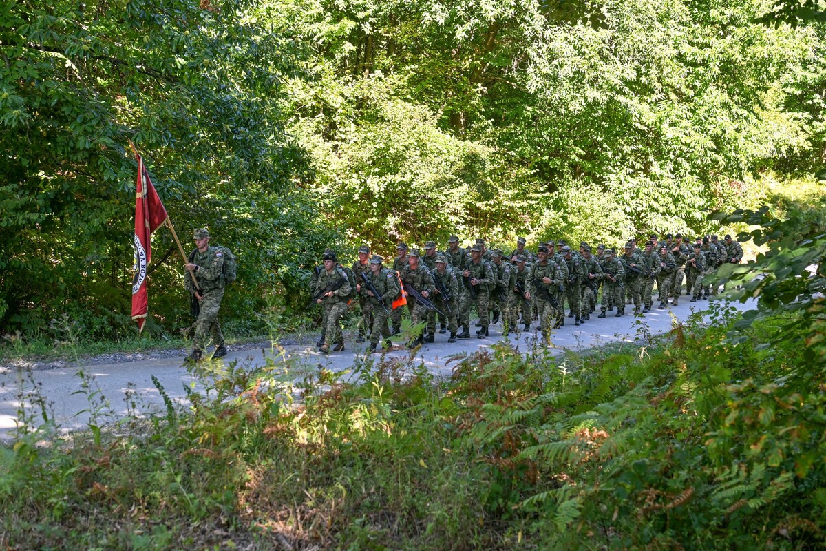Mladi Tigrovi hodali od Petrinje do Kostajnice. Na simboličnoj lokaciji dobili beretke