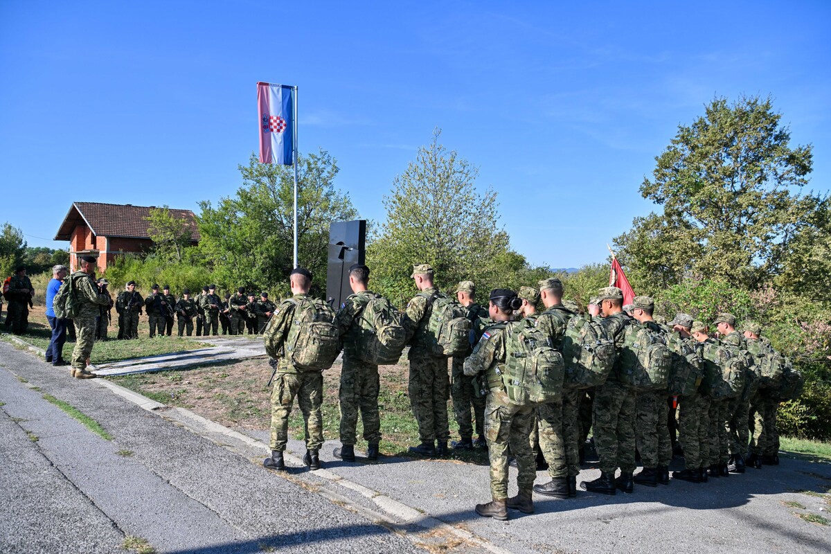 Mladi Tigrovi hodali od Petrinje do Kostajnice. Na simboličnoj lokaciji dobili beretke