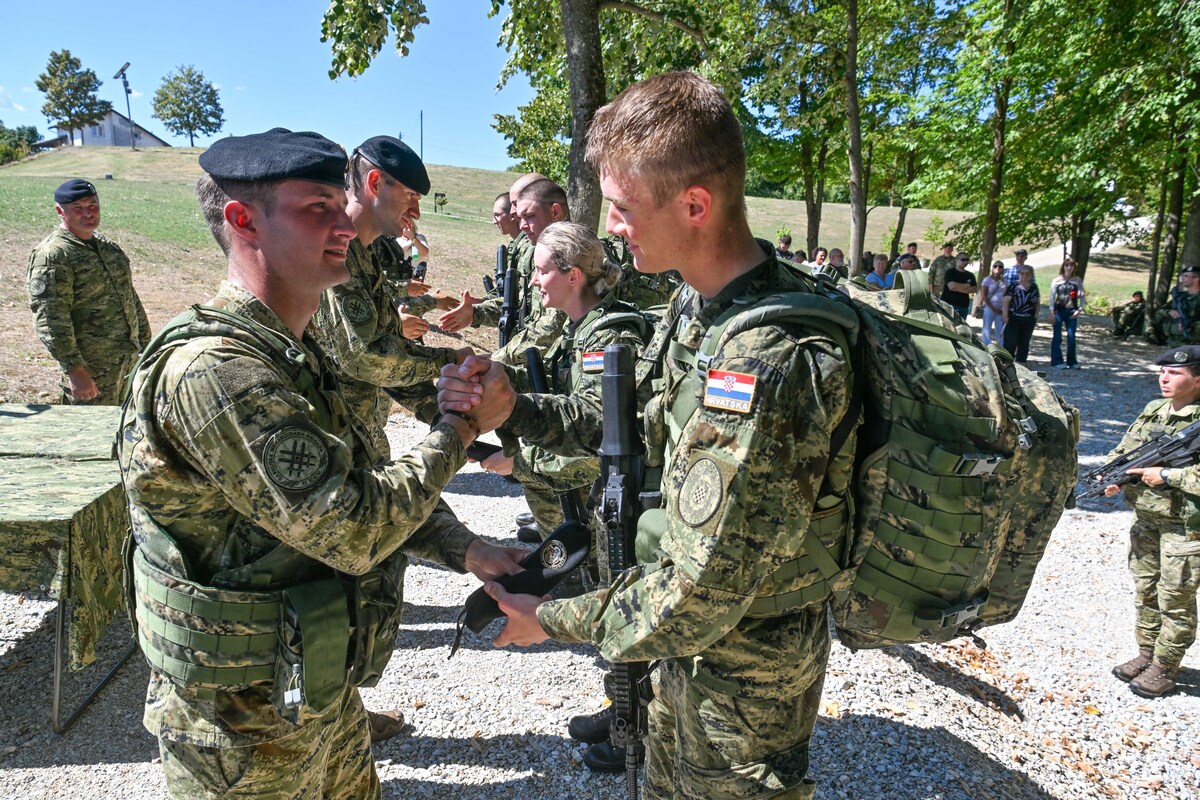 Mladi Tigrovi hodali od Petrinje do Kostajnice. Na simboličnoj lokaciji dobili beretke