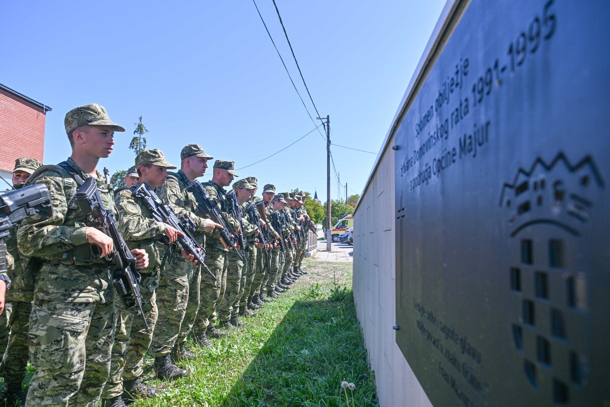 Mladi Tigrovi hodali od Petrinje do Kostajnice. Na simboličnoj lokaciji dobili beretke