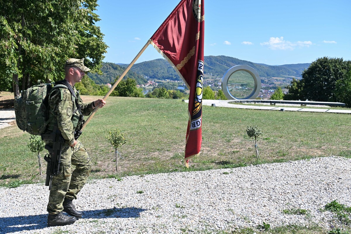Mladi Tigrovi hodali od Petrinje do Kostajnice. Na simboličnoj lokaciji dobili beretke