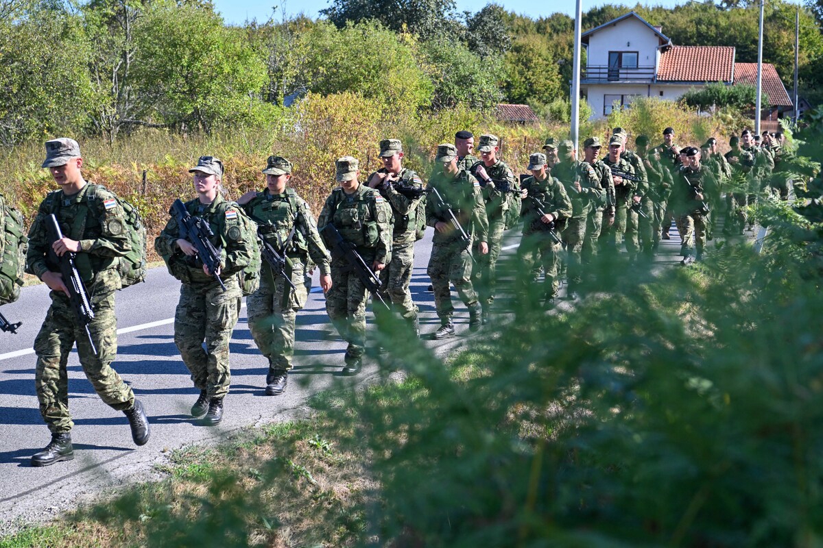 Mladi Tigrovi hodali od Petrinje do Kostajnice. Na simboličnoj lokaciji dobili beretke
