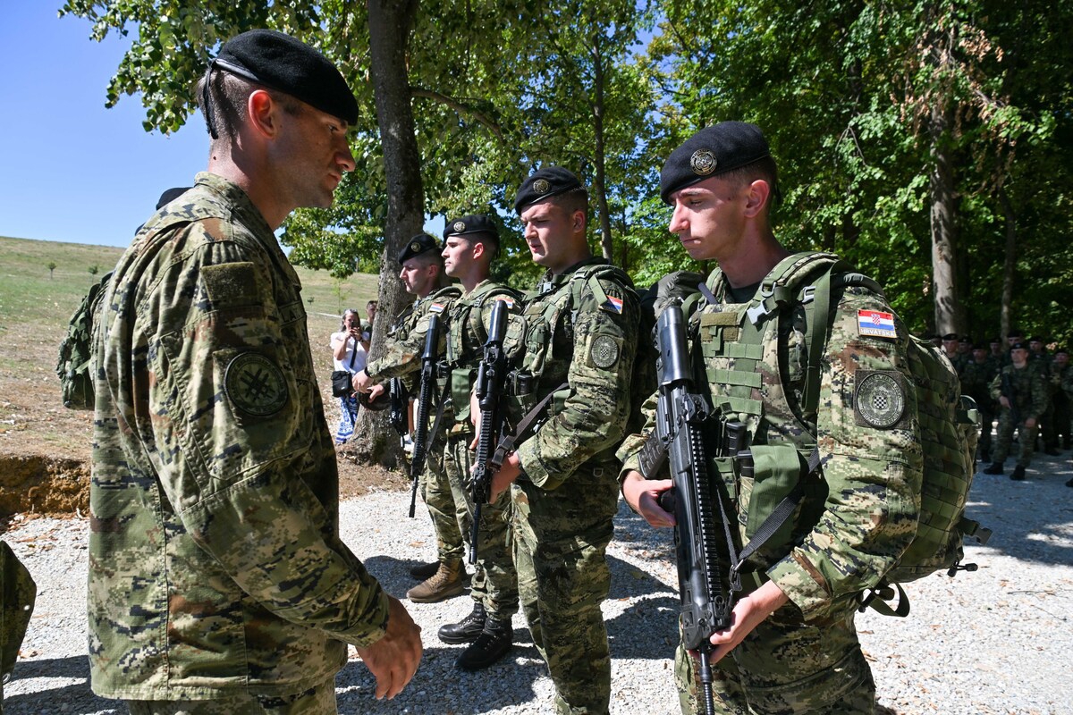 Mladi Tigrovi hodali od Petrinje do Kostajnice. Na simboličnoj lokaciji dobili beretke