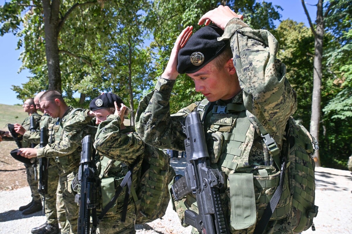 Mladi Tigrovi hodali od Petrinje do Kostajnice. Na simboličnoj lokaciji dobili beretke