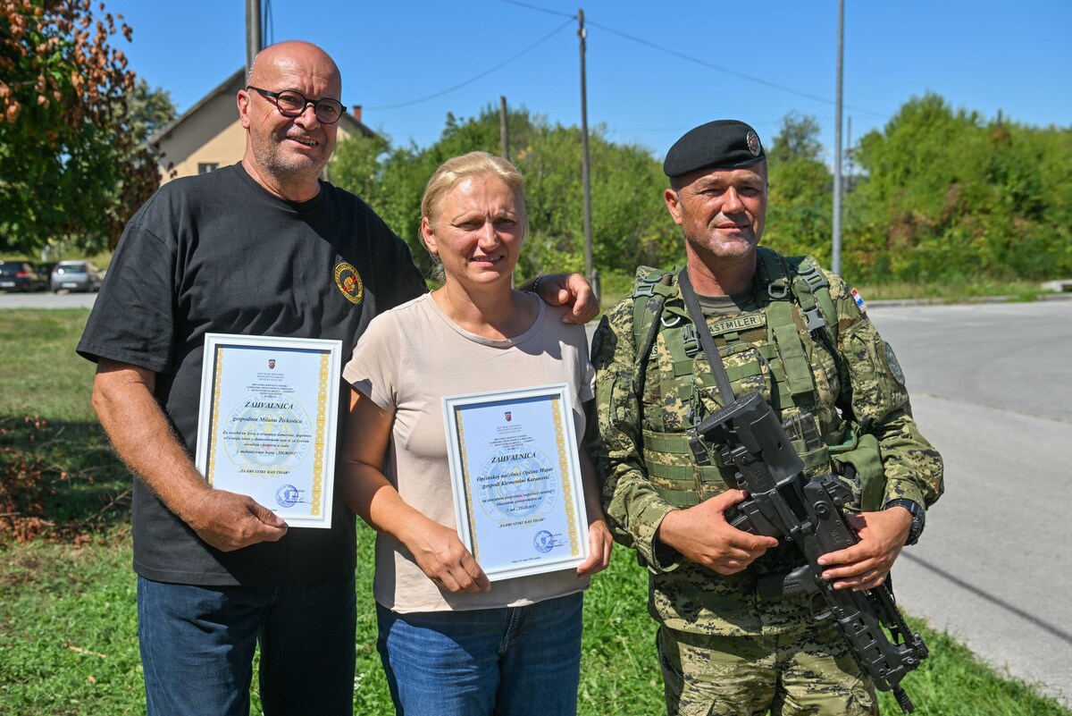 Mladi Tigrovi hodali od Petrinje do Kostajnice. Na simboličnoj lokaciji dobili beretke