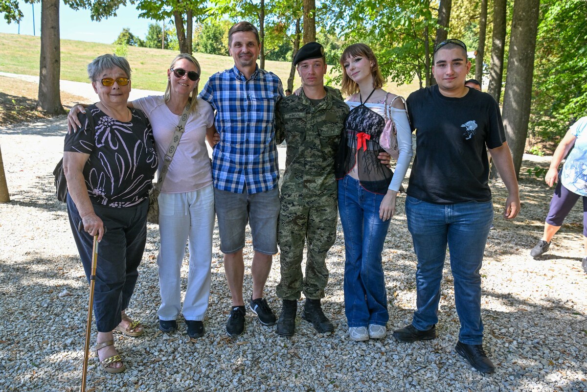 Mladi Tigrovi hodali od Petrinje do Kostajnice. Na simboličnoj lokaciji dobili beretke
