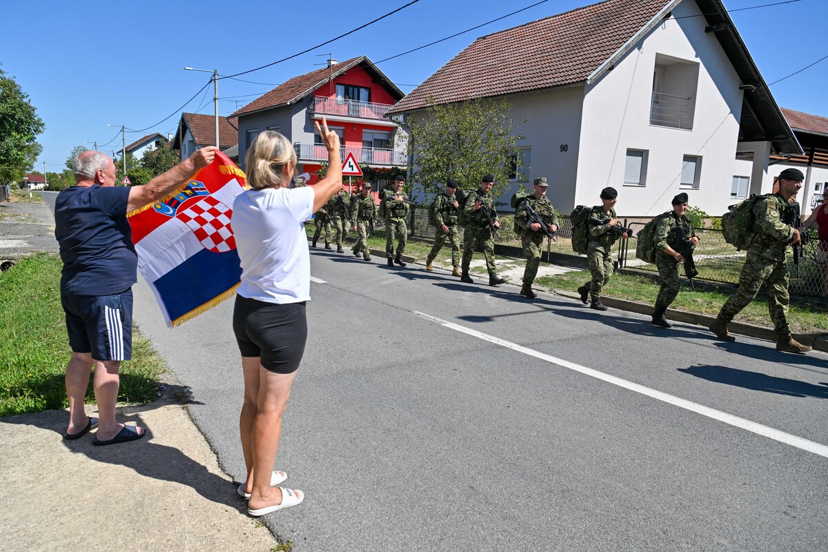 Mladi Tigrovi hodali od Petrinje do Kostajnice. Na simboličnoj lokaciji dobili beretke