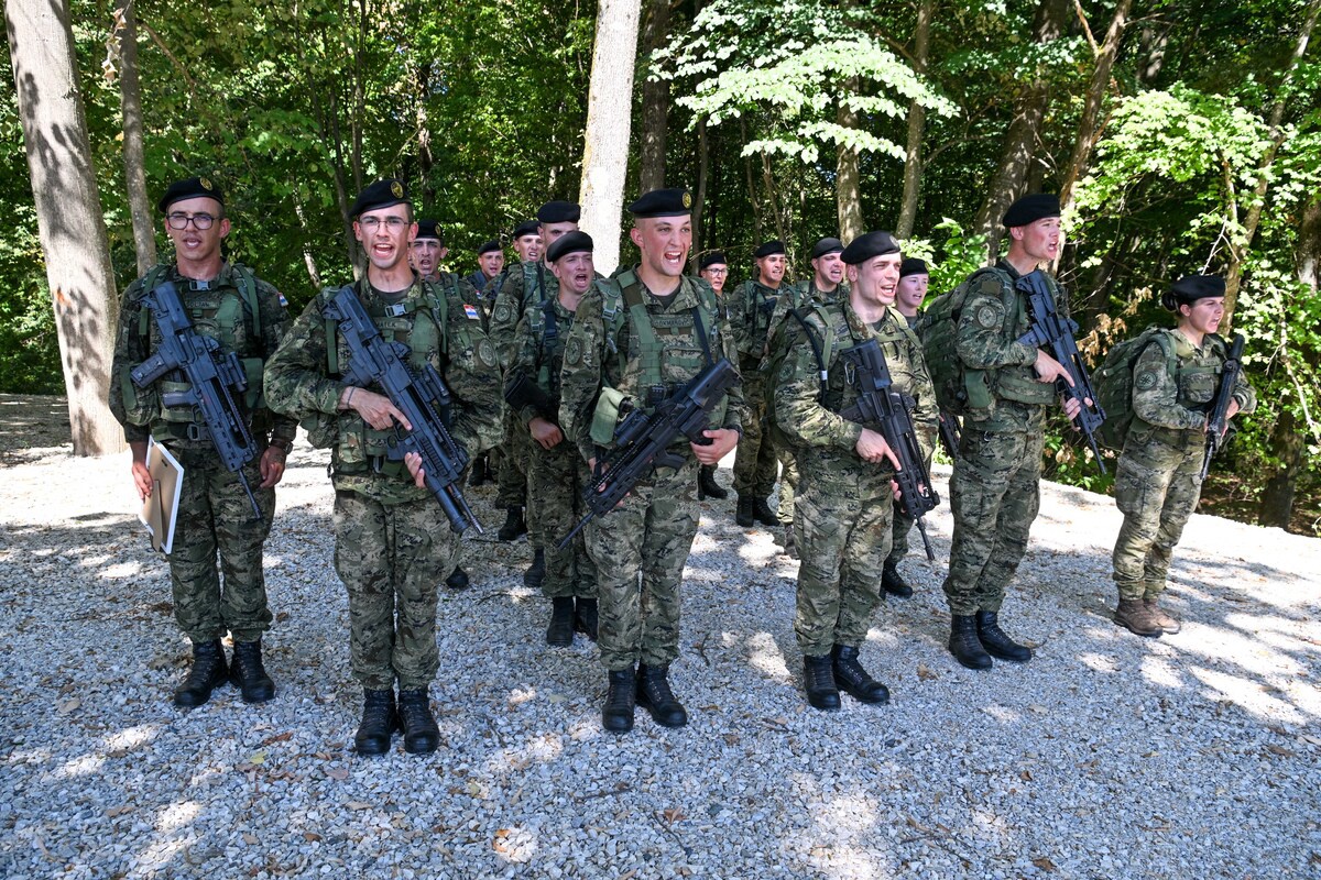 Mladi Tigrovi hodali od Petrinje do Kostajnice. Na simboličnoj lokaciji dobili beretke