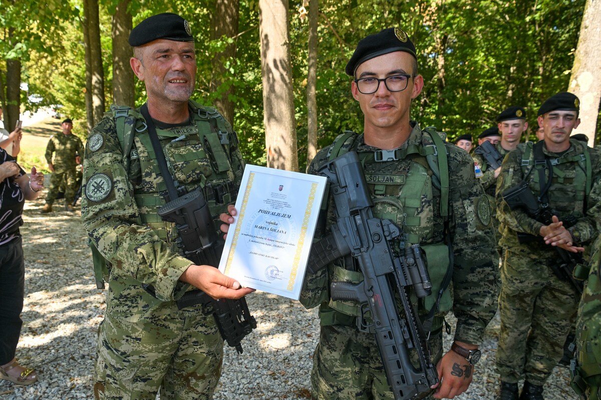 Mladi Tigrovi hodali od Petrinje do Kostajnice. Na simboličnoj lokaciji dobili beretke