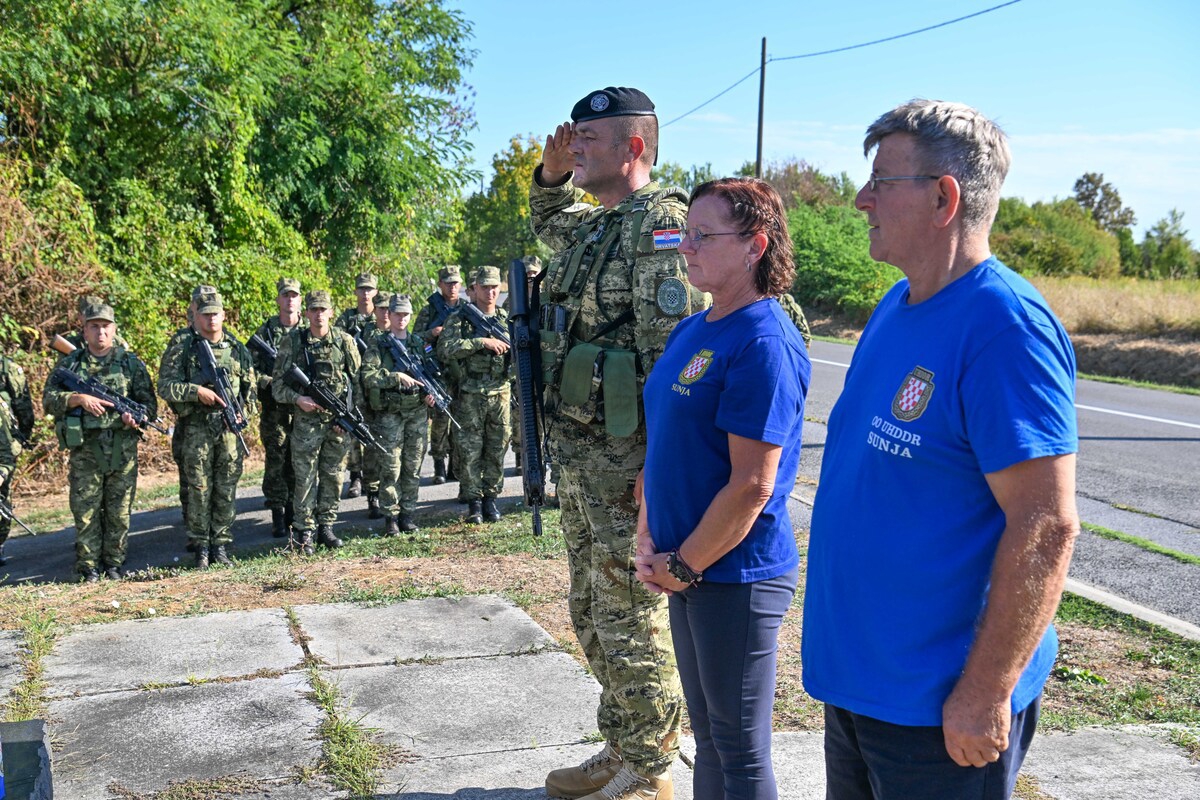 Mladi Tigrovi hodali od Petrinje do Kostajnice. Na simboličnoj lokaciji dobili beretke