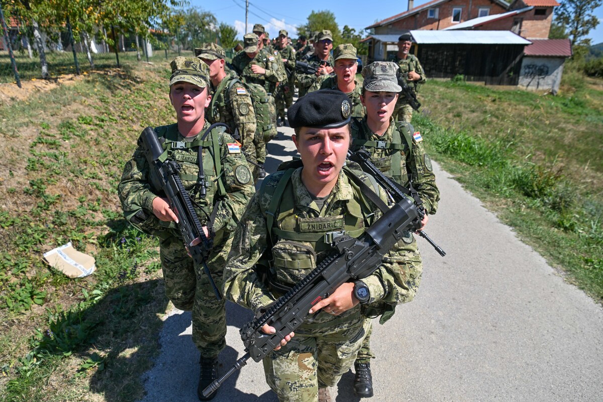 Mladi Tigrovi hodali od Petrinje do Kostajnice. Na simboličnoj lokaciji dobili beretke