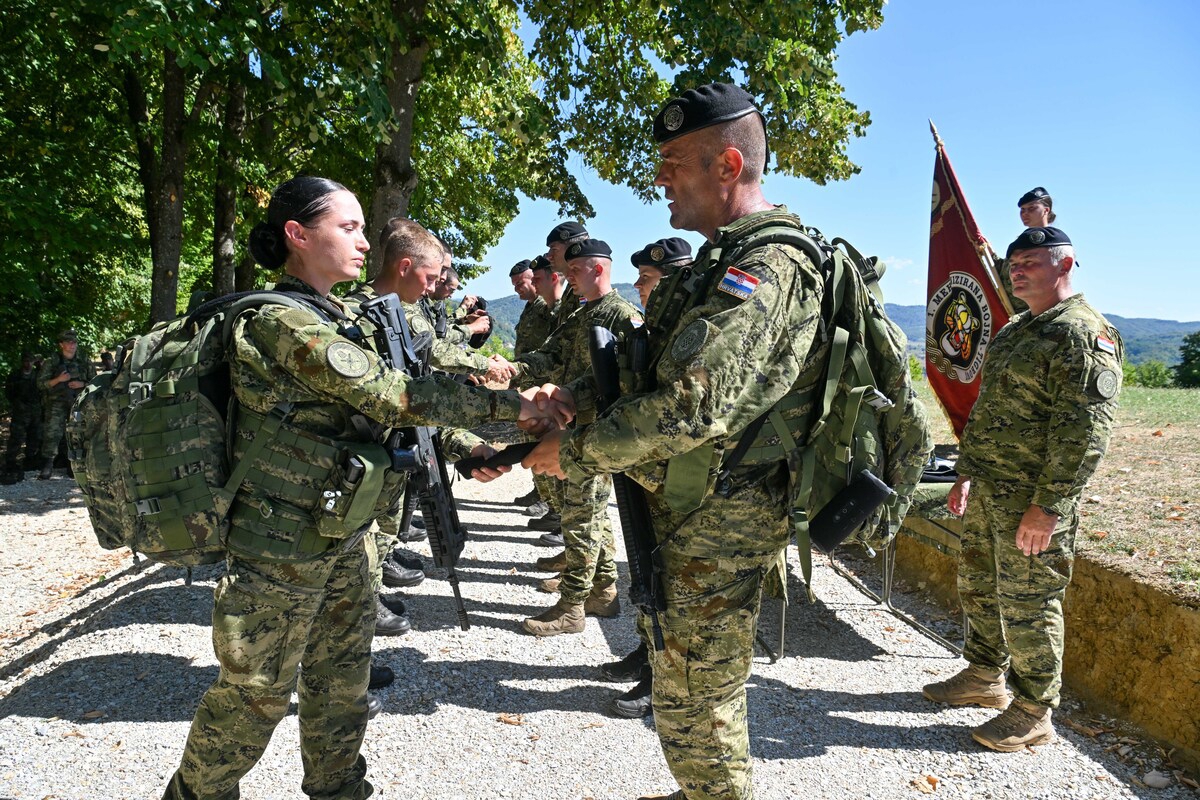 Mladi Tigrovi hodali od Petrinje do Kostajnice. Na simboličnoj lokaciji dobili beretke