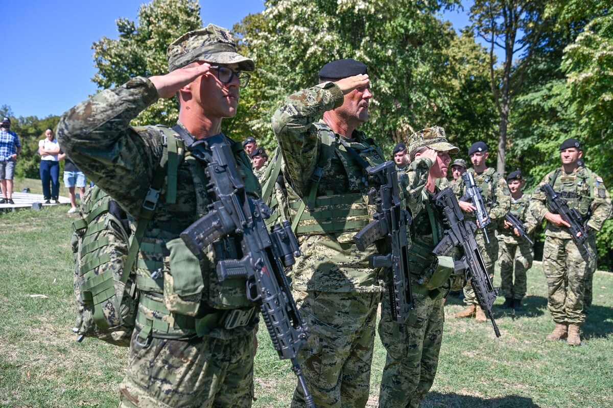 Mladi Tigrovi hodali od Petrinje do Kostajnice. Na simboličnoj lokaciji dobili beretke